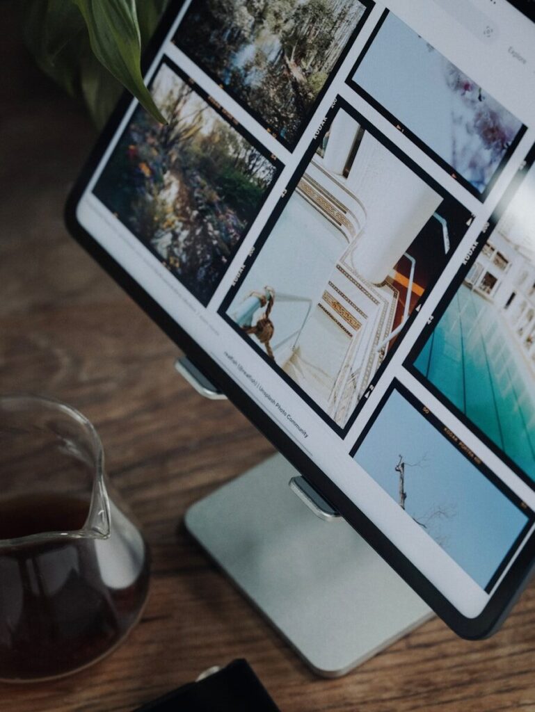 Fotos de referencia en pantalla para preparar un encargo