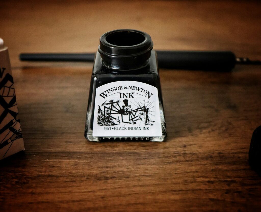 Materiales para empezar a ilustrar sin gastarte un sueldo 2 Bote de tinta china junto al papel de dibujo