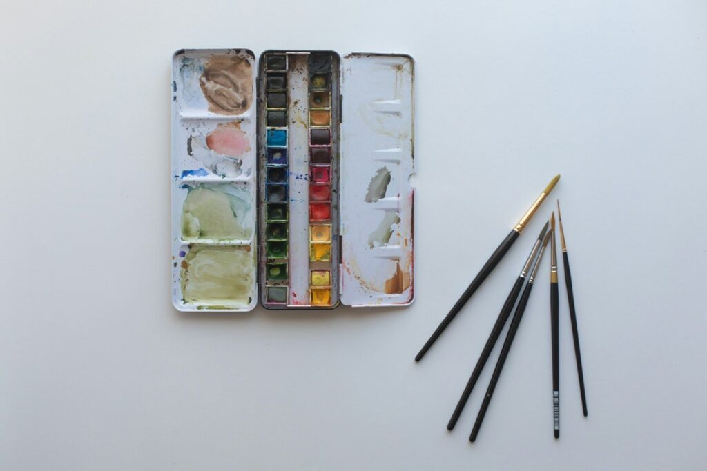 Materiales para empezar a ilustrar sin gastarte un sueldo 3 Caja de acuarelas y pinceles para pintar sobre papel