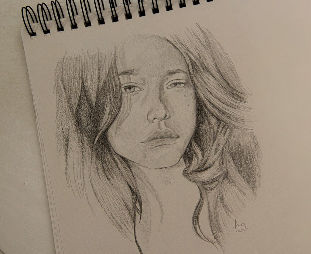 Retrato a lápiz en proceso sobre papel blanco