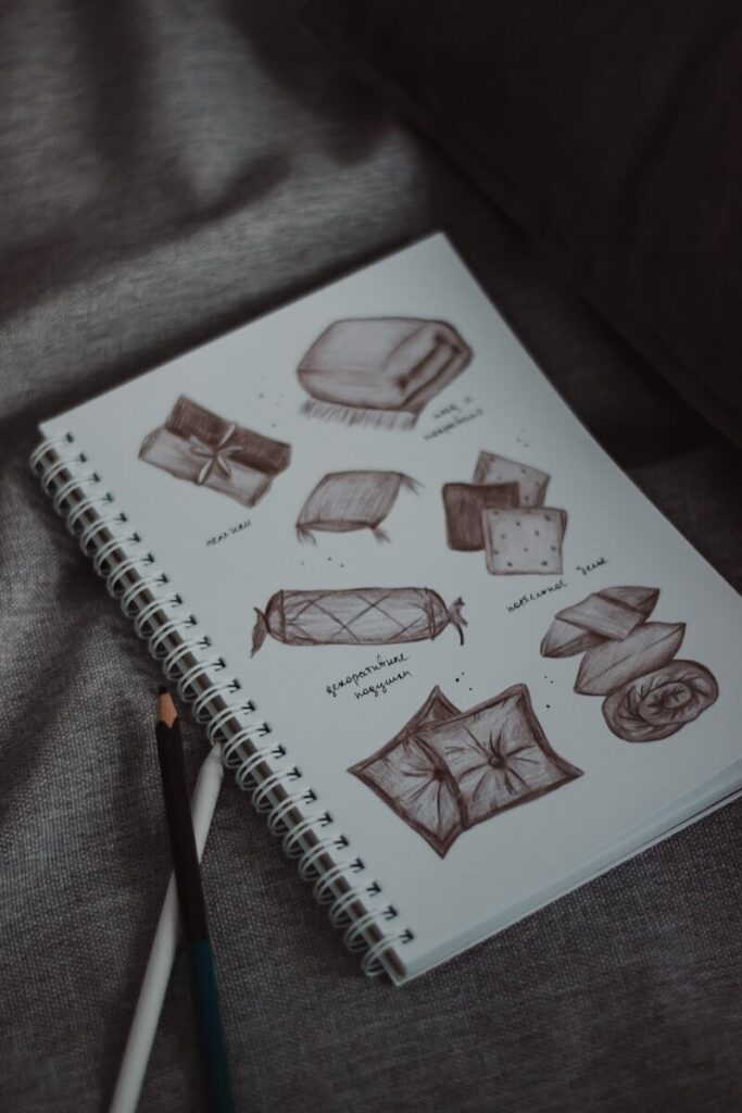 Cinco ejercicios para soltar la mano cuando te bloqueas 4 Cuaderno lleno de manchas y bocetos para dibujar sin miedo