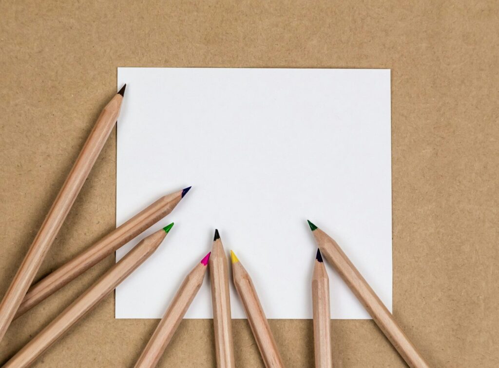 Lápices de color sobre una hoja de papel blanco